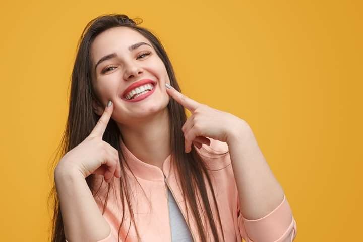 NEWS Maesa Dental Clinic | Klinik Gigi Terbaik - Penambalan Gigi Depan: Solusi Estetik untuk Senyum yang Kembali Percaya Diri